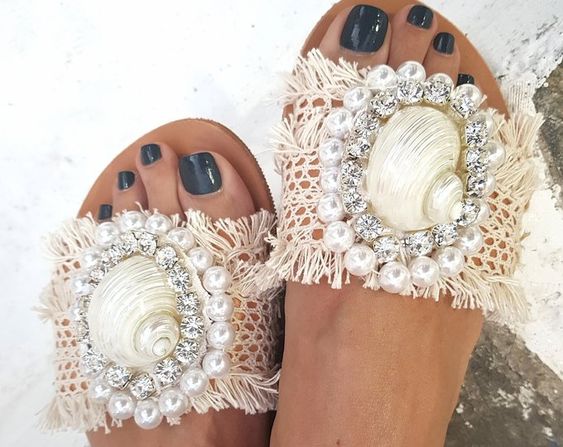 sandalias decoradas con caracoles