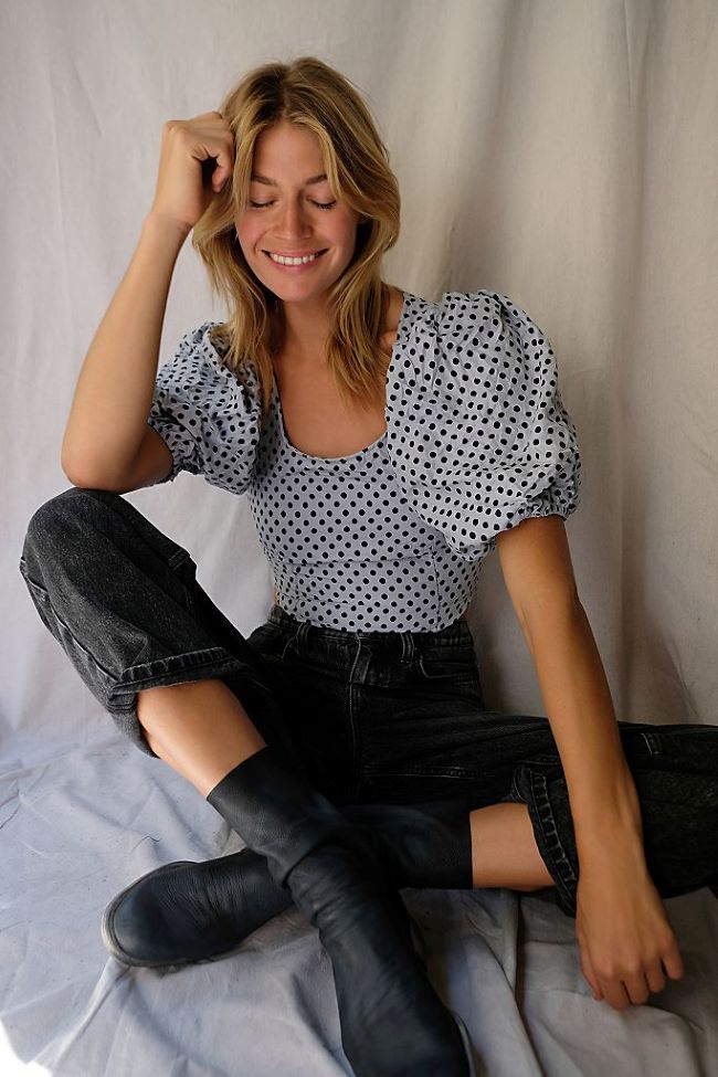 blusa polka dots con mangas abullonadas