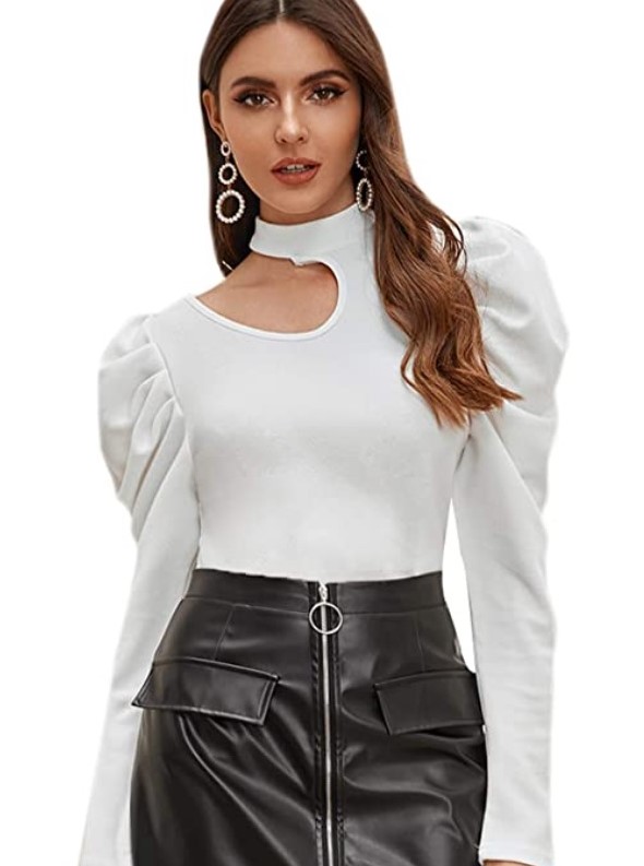 top asimetrico con mangas abullonadas
