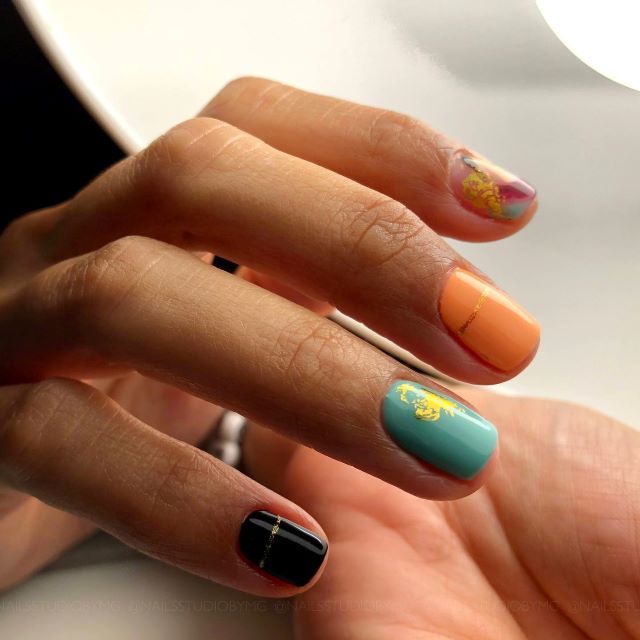 como pintar las uñas de colores